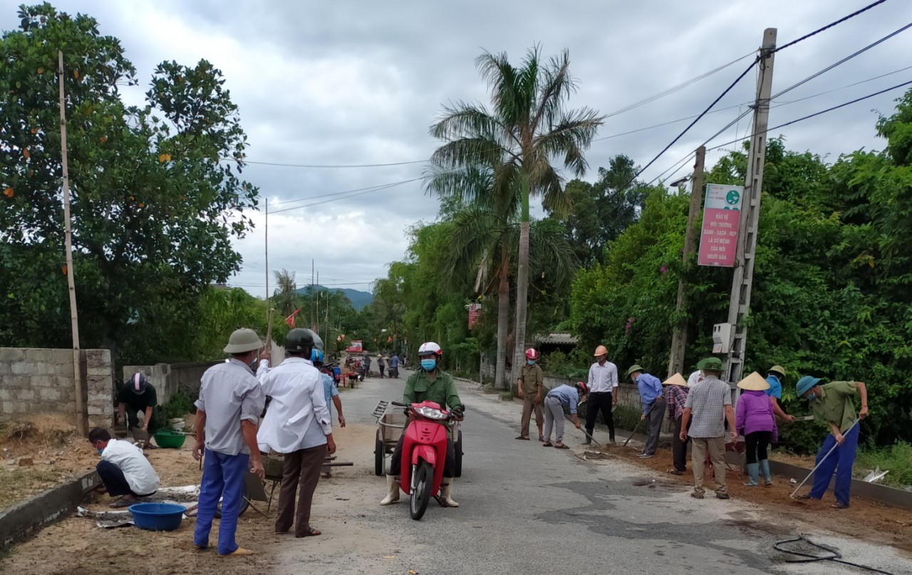 Hội CCB xã phát động phong trào lao động giúp thôn Hồng Khánh xây dựng khu dân cư mẫu